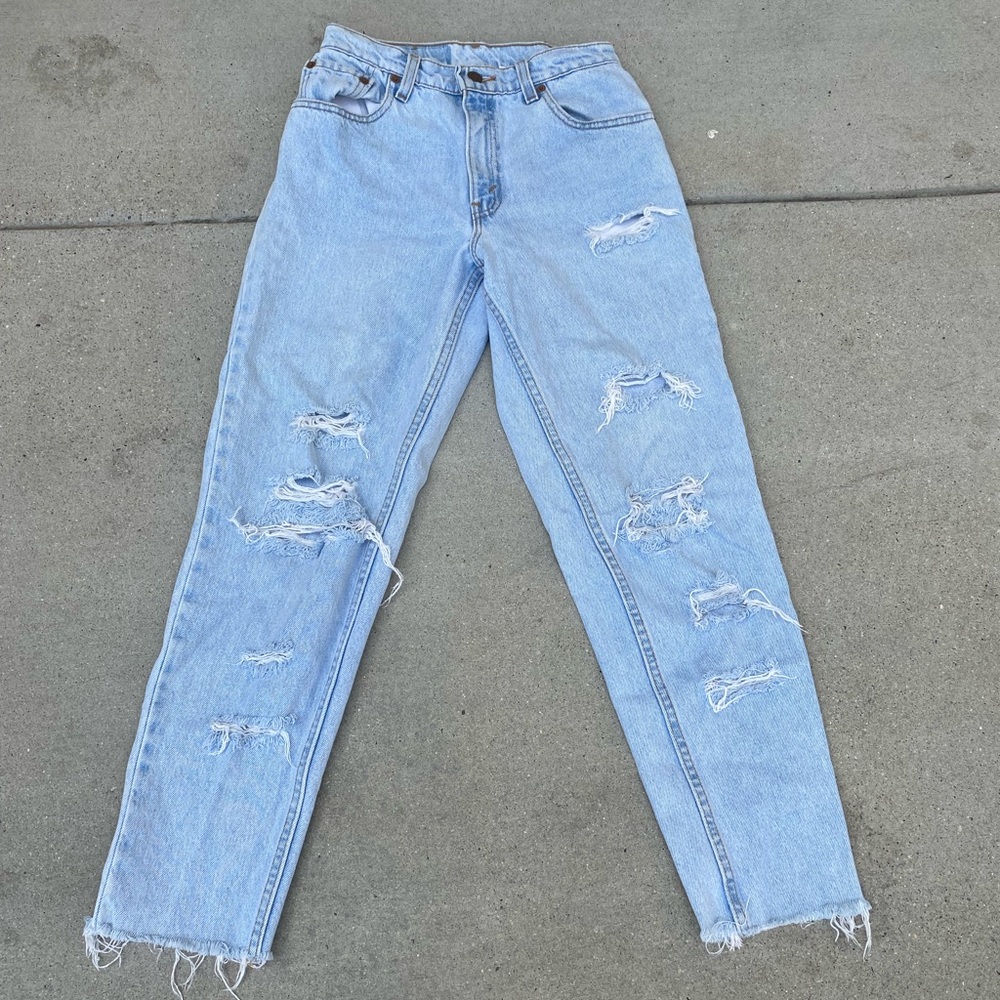Vintage Levi’s 550 light wash distressed jeans